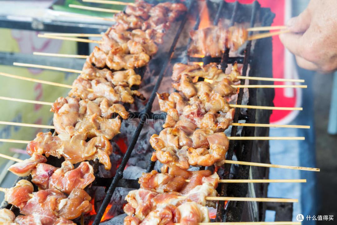 比如说男性朋友吃烧烤最爱点的羊腰子,可能是羊尾油包裹着牛肝;烤得