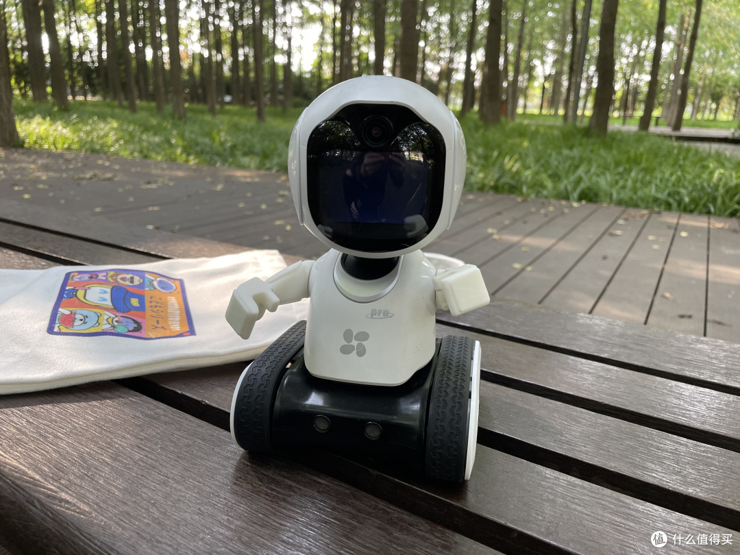 萤石儿童陪护机器人RK2 Pro——出现在现实世界中的卡通形象