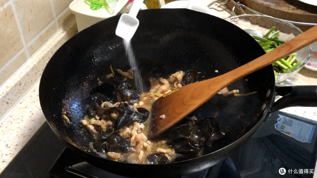 炒蒜苔少了这1步,不翠绿、还不入味