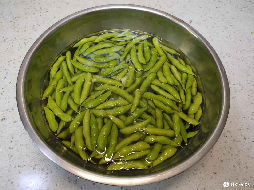 做水煮毛豆,毛豆别直接下锅煮,多加一步,毛豆翠绿入味不发黄