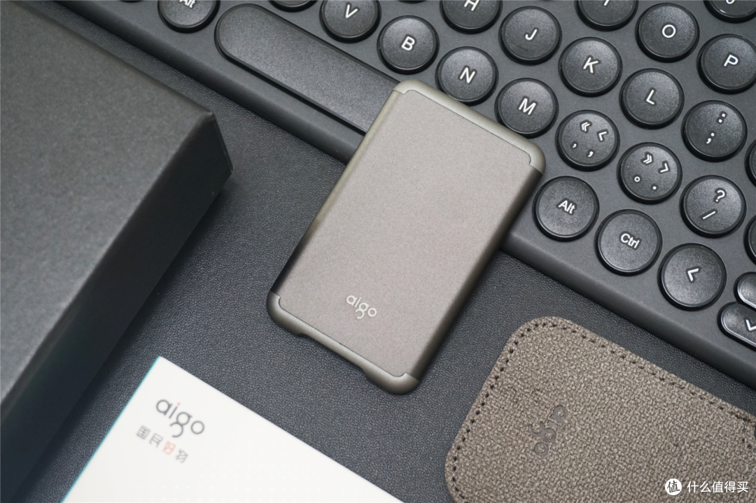 比名片还小，速度却能达到520MB/S！aigo移动固态硬盘S7 Pro体验