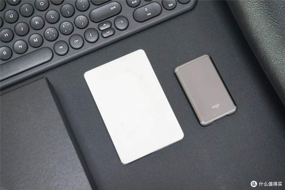 比名片还小，速度却能达到520MB/S！aigo移动固态硬盘S7 Pro体验