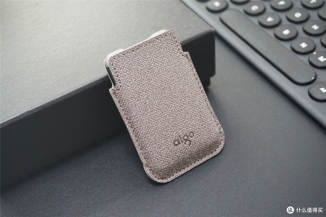比名片还小，速度却能达到520MB/S！aigo移动固态硬盘S7 Pro体验