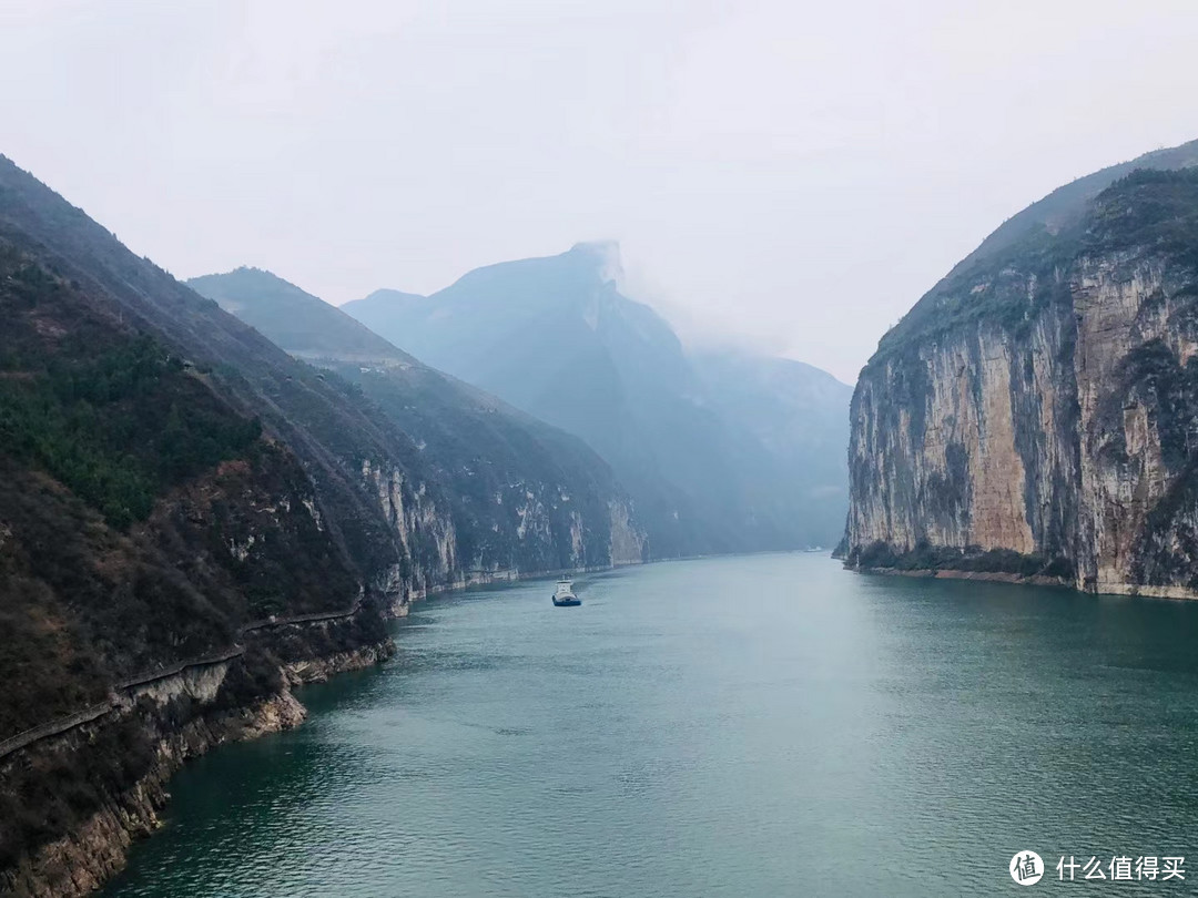 瞿塘嘈嘈十二滩，人言道路古来难。长恨人心不如水，等闲平地起波澜