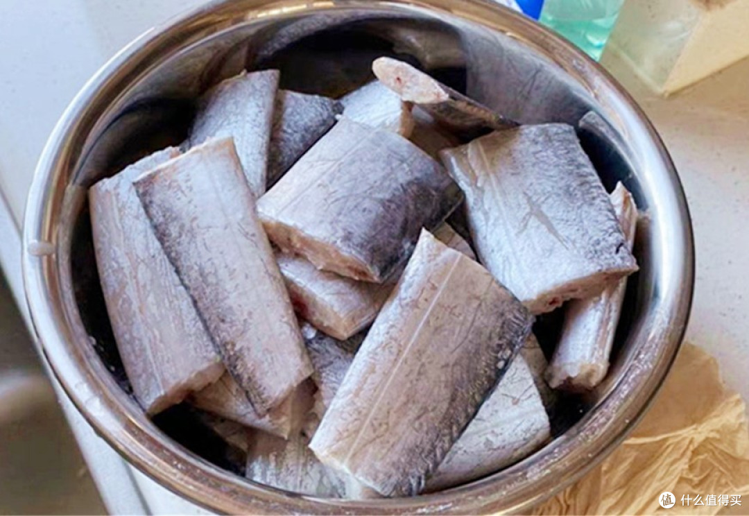 这才是带鱼正确做法,裹淀粉裹面糊都不对!
