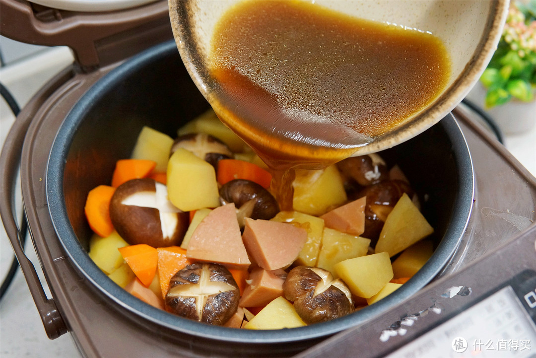 天太热，做了一锅“土豆焖饭”，饭菜一锅出，省事简单，老香了！