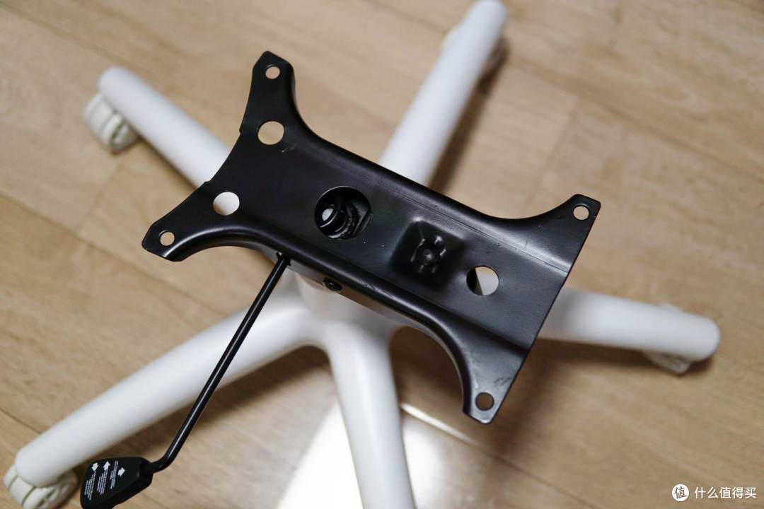 “冰封王座”体验：超千元电竞椅神奇在哪？从视觉到触觉都是享受