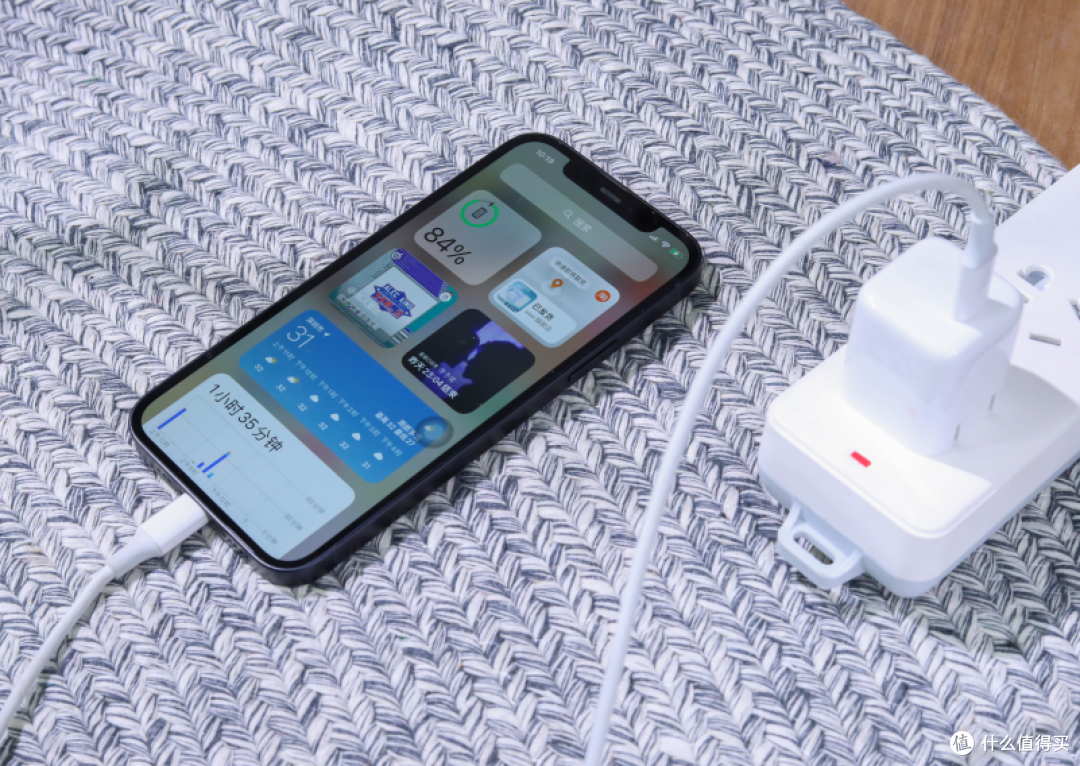 价格相差7倍,体验感爆棚,iPhone 12专用的磁吸无线充电宝实测