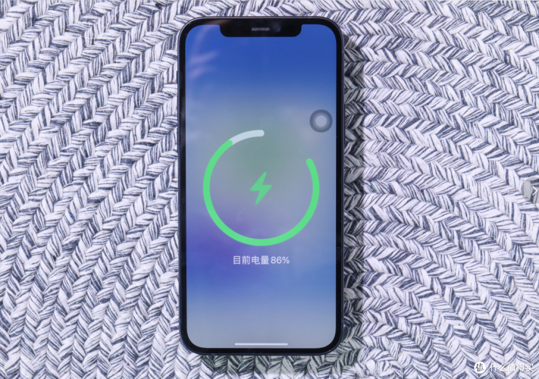 价格相差7倍,体验感爆棚,iphone 12专用的磁吸无线充电宝实测