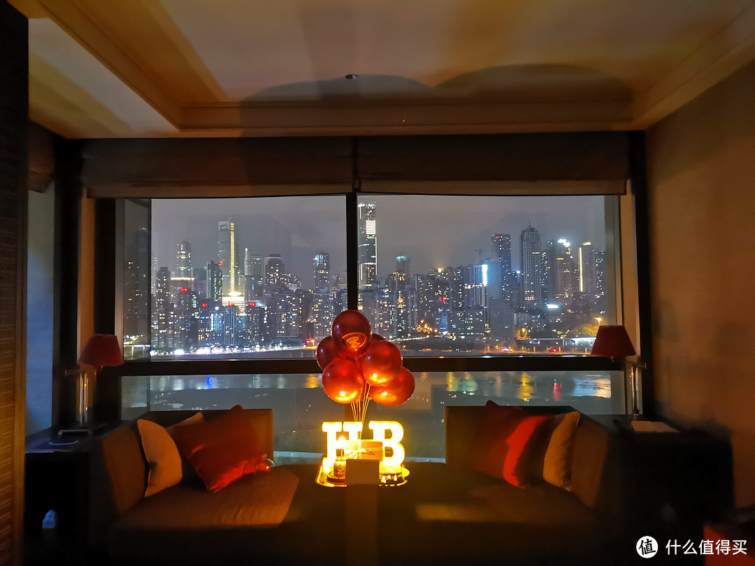 晚上关上房间的灯，，窗外江对面的就是重庆夜景