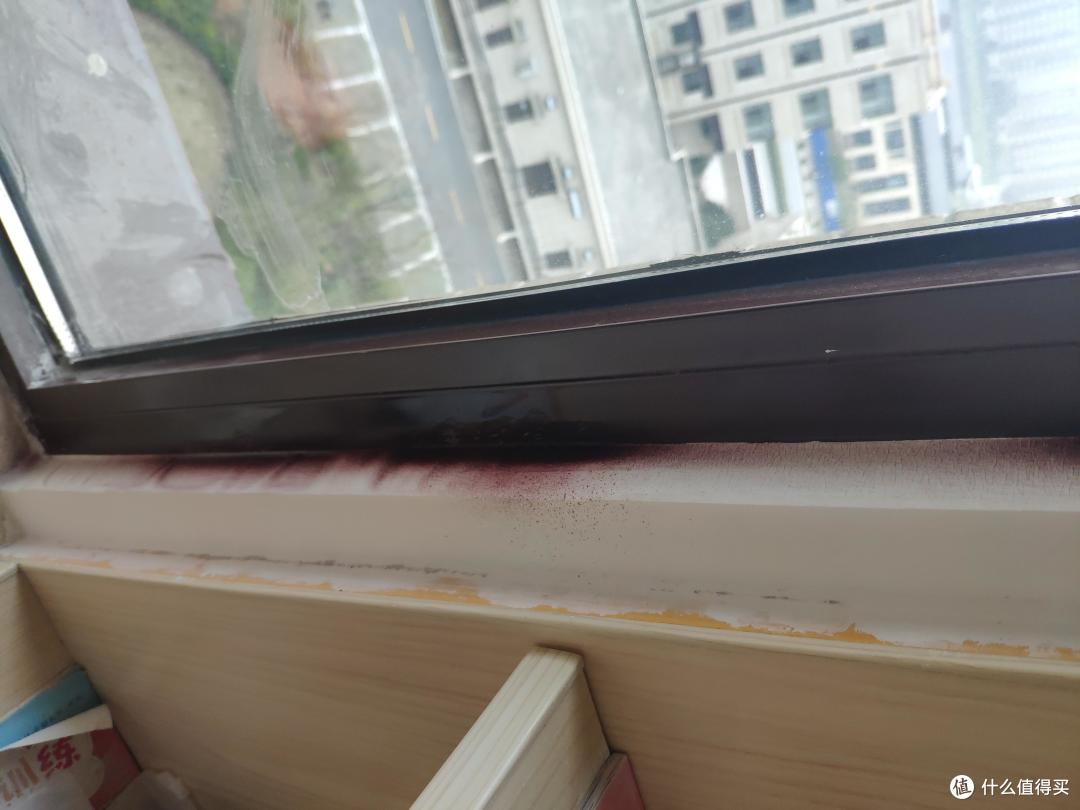 贴好遮蔽胶带纸 用自喷漆修补