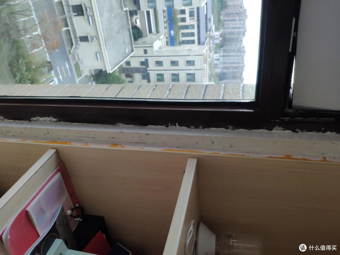然后挂腻子，这次买的立邦防水的腻子可以抵御这里的潮湿