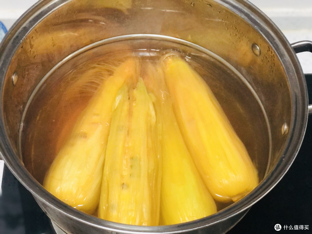 三伏天煮玉米,直接下锅可不行,多加2样东西,香甜软糯特别美味