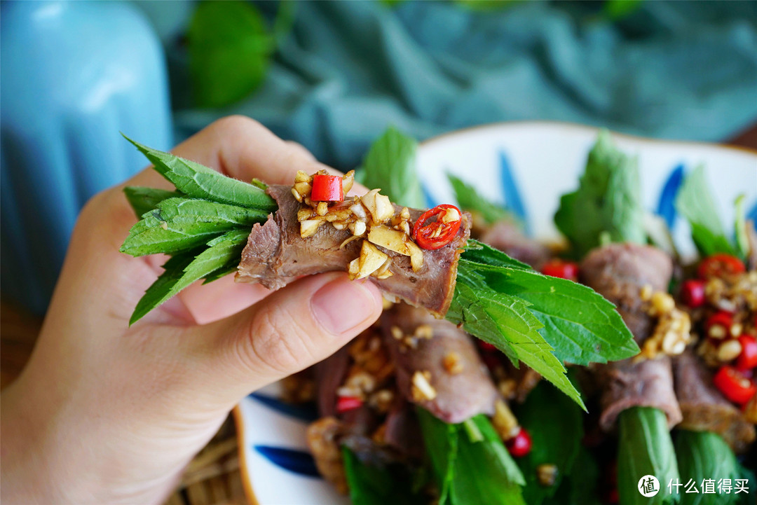 天太热，做了一盘“清凉牛肉卷”，清凉酸爽，吃几个上瘾了