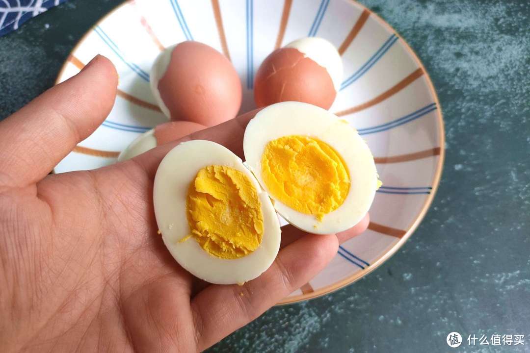 煮鸡蛋时，切记别只加清水，多加两样，蛋壳好剥，蛋黄嫩滑不发青