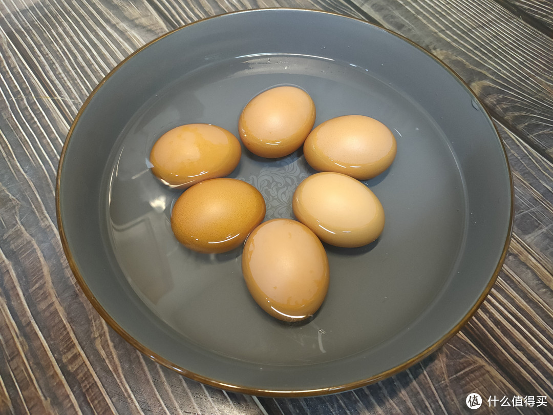 煮鸡蛋时，切记别只加清水，多加两样，蛋壳好剥，蛋黄嫩滑不发青