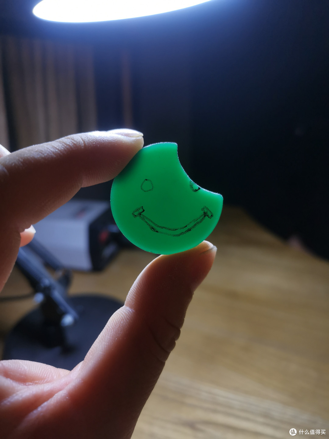 这个笑脸现在是用笔画上去的,等会用钻头打磨