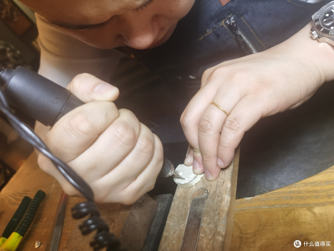 大的部分，我都是靠握住打磨机进行打磨，有时一个不小心，就会磨到其他部分