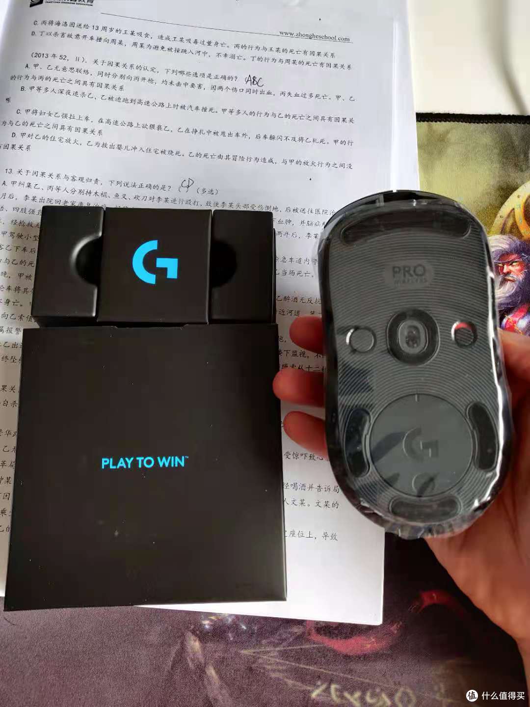 连接器比较小巧,在左面里面插着