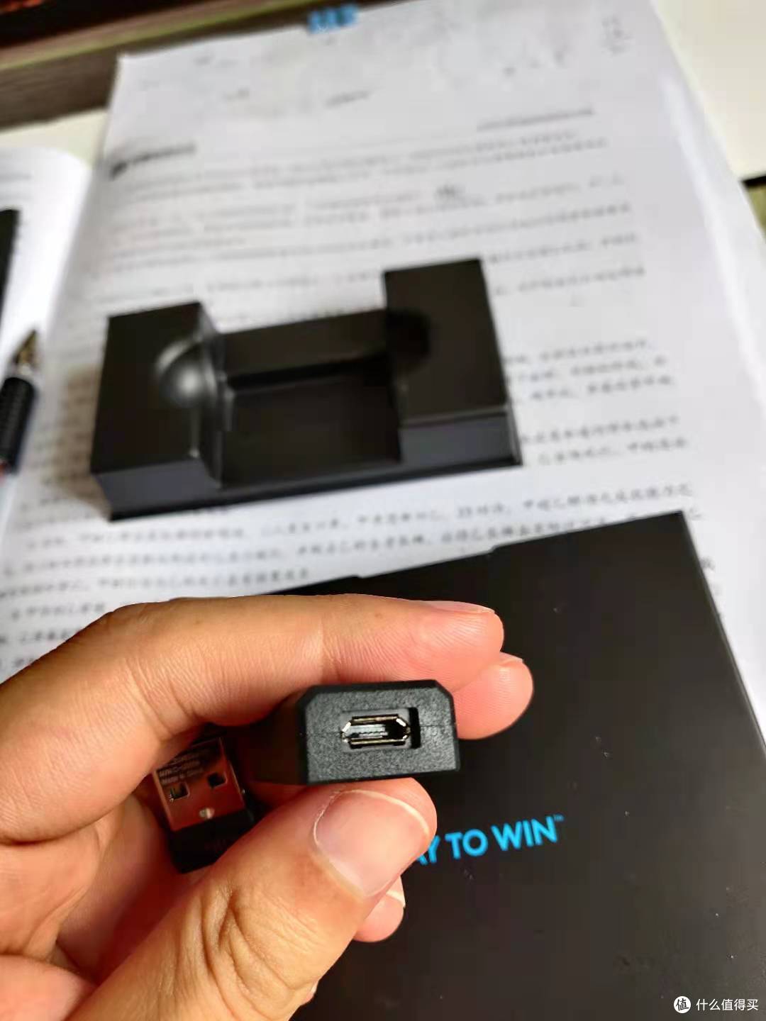 不是泰普c接口,遗憾连接器比较小巧,在左面里面插着一共就这么多配件