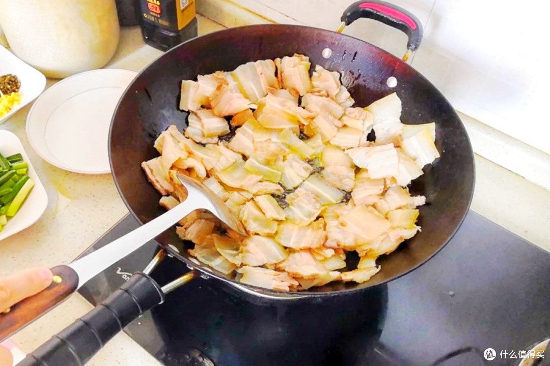 回锅肉,先炒酱还是先炒肉?顺序搞错肉片柴硬难嚼,教你正确做法