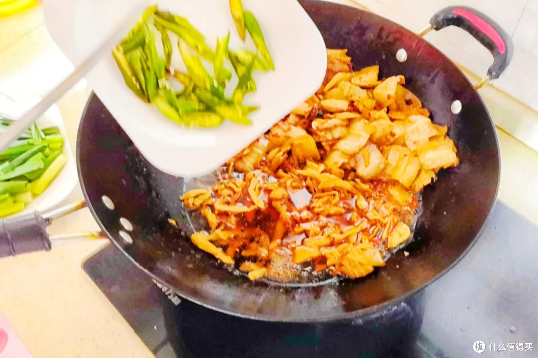 回锅肉,先炒酱还是先炒肉?顺序搞错肉片柴硬难嚼,教你正确做法