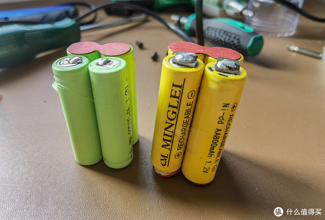 新的电池比原来的重不少。