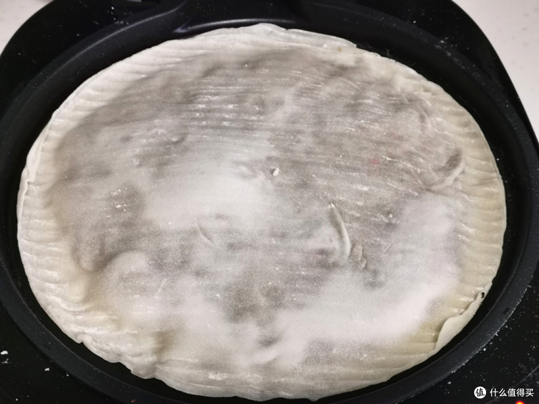 把菜饼放在平底锅中，不用刷油，开小火烙；