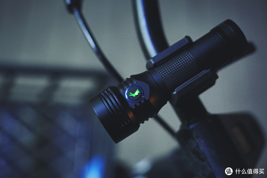 在你漆黑的上下班途中为你保驾护航——雷明兔B01自行车灯