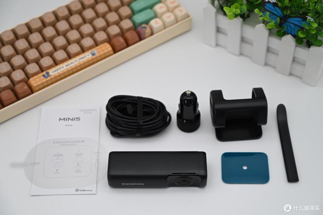 盯盯拍mini5行车记录仪配上智能语音快充支架,行车一对好搭档