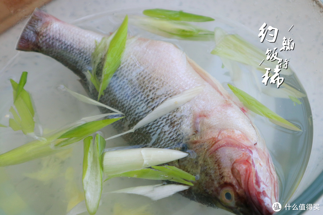 做清蒸鱼时，最忌直接放盐，牢记这3个技巧，鱼肉鲜嫩，不腥不柴