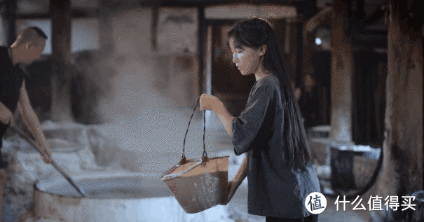 李子柒驱车7小时到四川自贡，干活麻利炼井盐，穿旗袍的样子真美