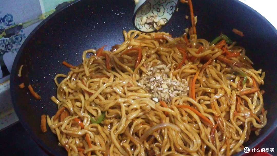 为啥饭店做的炒面条那么好吃?掌握几个技巧,劲道爽滑、喷香入味