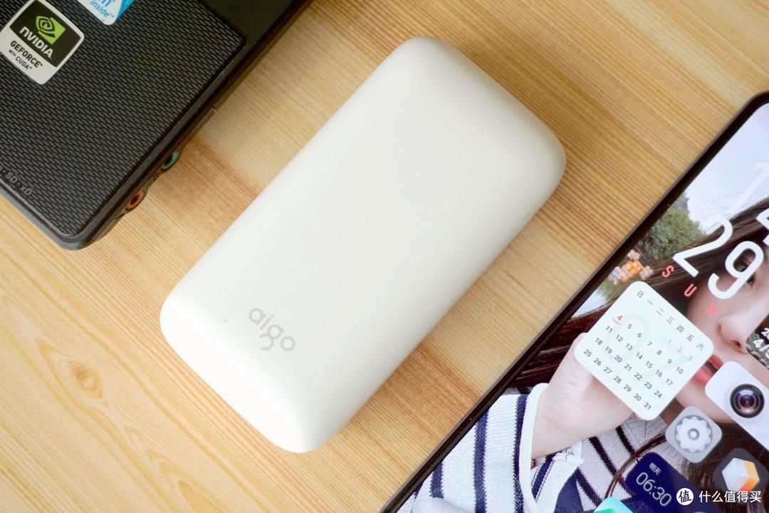爱国者充电宝aigo X10P:香皂大小,10000mAh,还支持18W PD快充