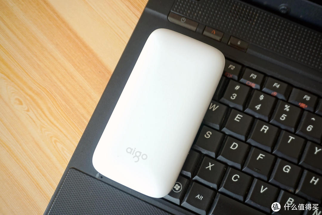 爱国者充电宝aigo X10P:香皂大小,10000mAh,还支持18W PD快充