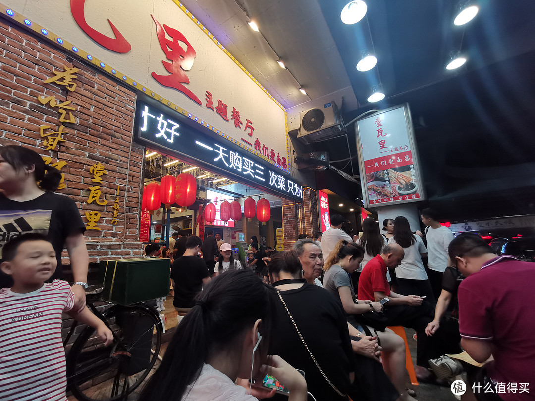 排队的人非常的多,我也排了一个多钟才吃到