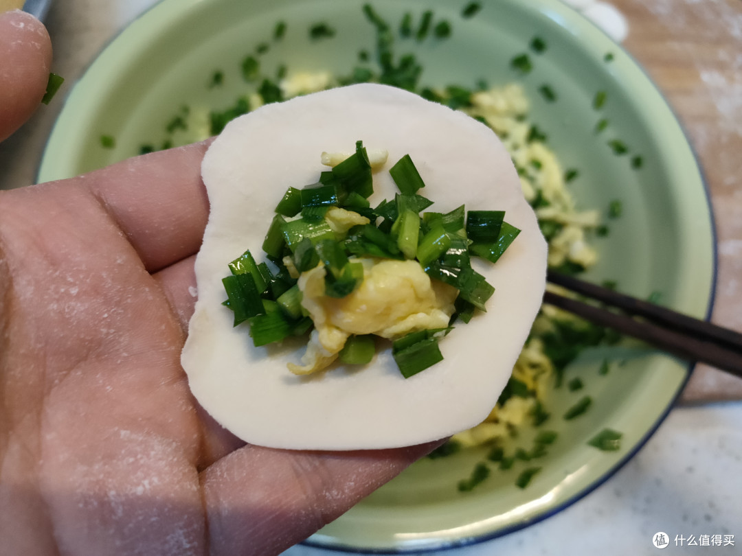 包韭菜馅饺子,记住“3个窍门”,韭菜翠绿不出水,鲜味十足