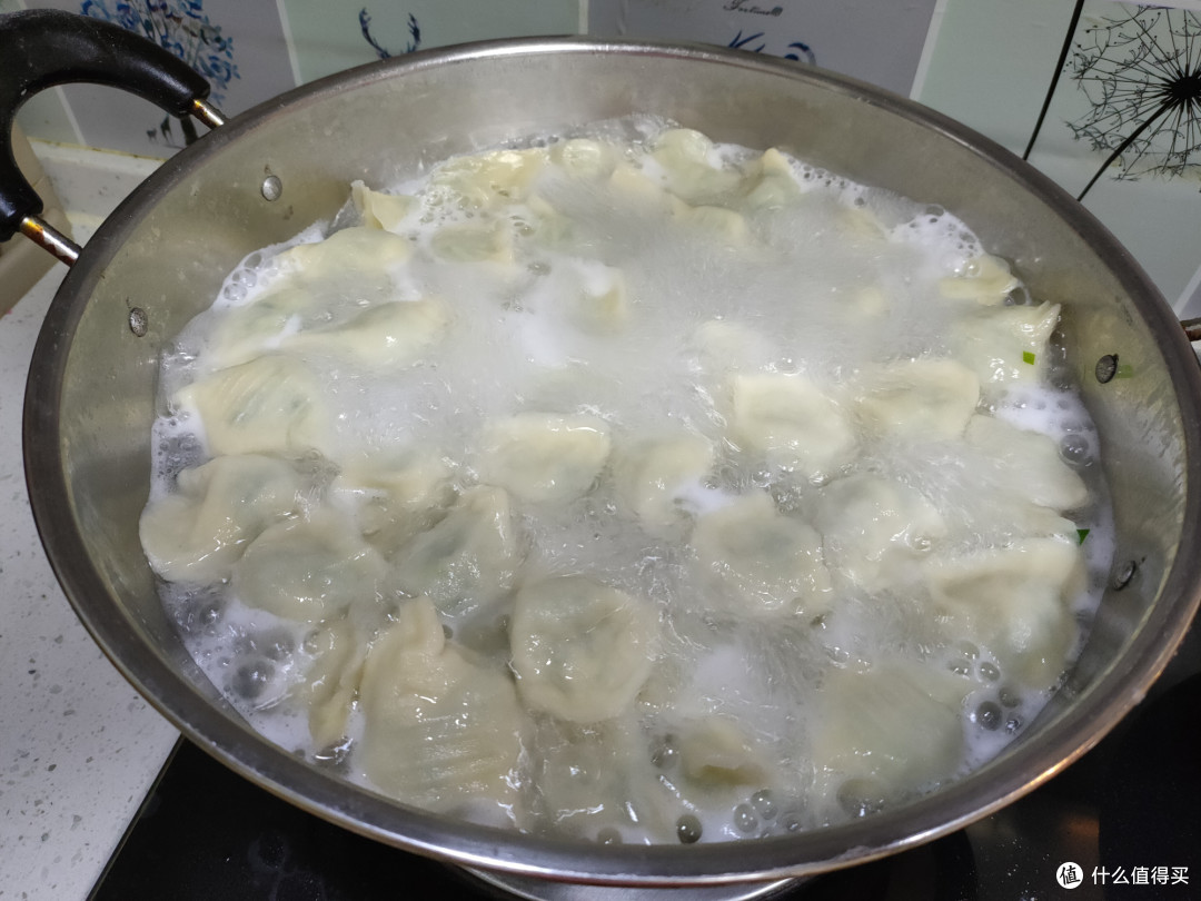 包韭菜馅饺子,记住“3个窍门”,韭菜翠绿不出水,鲜味十足