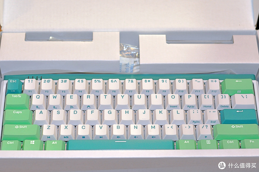 颜值和功能一样不少：杜伽K330W三模蓝牙机械键盘