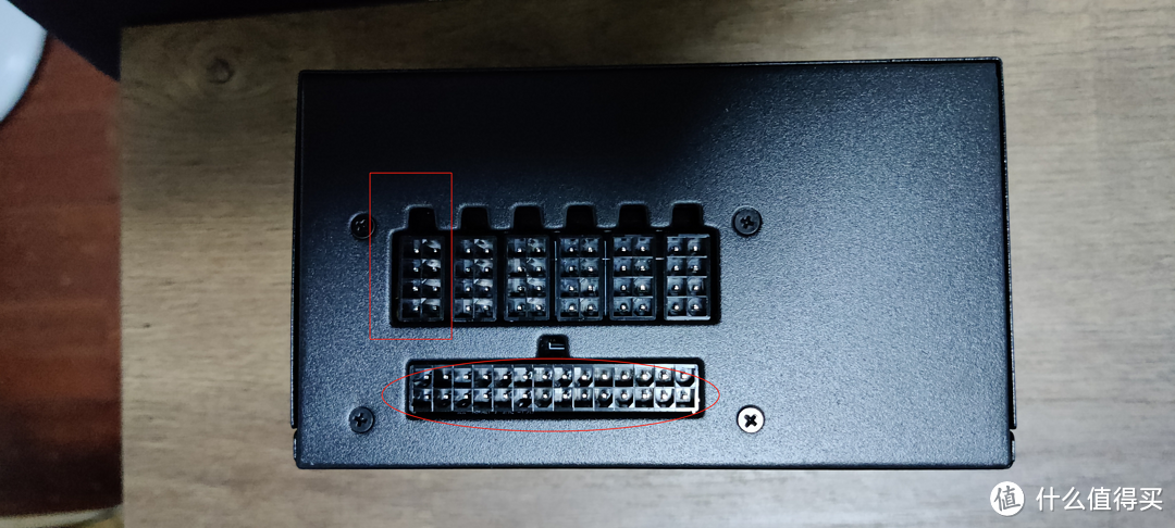 全模组电源的插口，章老师仅需使用标记红框和红圈这两组插口。