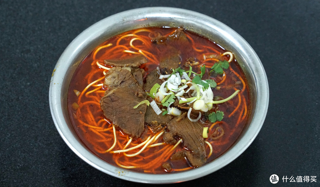 一碗牛肉面,才是寒冷冬夜里最深的慰藉