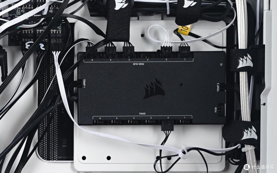 Commander Core XT 控制器可连接最多 6 个 RGB 风扇，并有 2 组温度监测