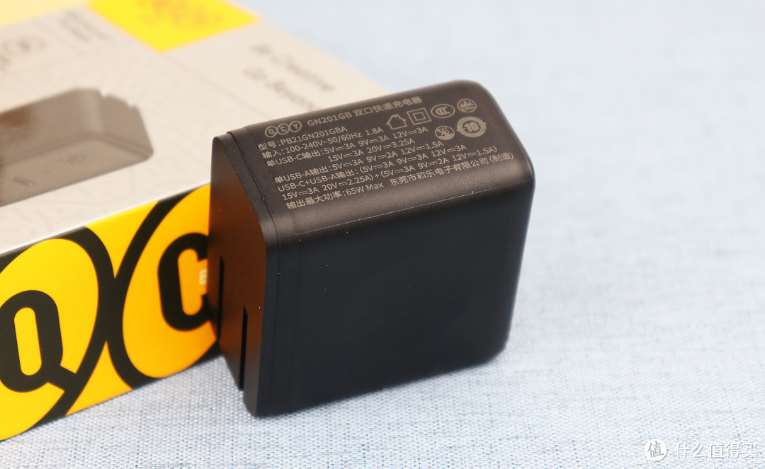 双口快充氮化镓充电头仅售百元,QCY 65W再造低价风暴