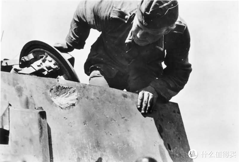 一位乘员正在查看炮塔上的一处弹痕。国防军第503重装甲营，1943年。