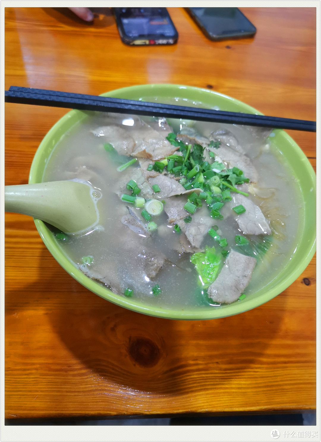 晚上吃了夜宵，这碗粉丝汤才10块钱。。。。比上海便宜多了，而且味道也很不错，牛肉很多片，绝对好评