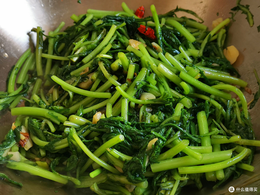 炒至变软后,加入生抽拌匀,再撒上盐翻炒入味即可。