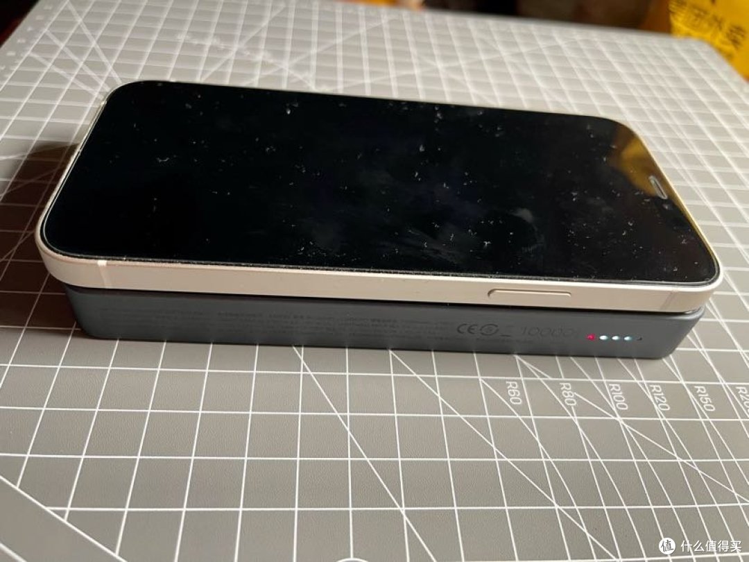 实测iPhone 12可以吸的很牢固，而我的iPhone 12 pro max因为体积大，摄像头又比较突出，充电宝的位置不太好对准充电。至于充电速度，肯定是不太给力了，就是普通的5w或者7.5w无线充电的速度，大概4分多种的时能充满百分之一，还是老老实实的带好线插着充吧，这个线圈也就是为了个好看。