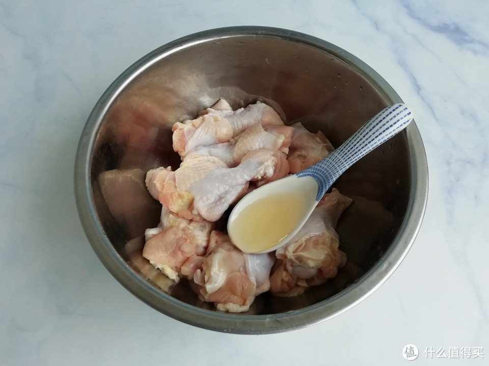 8个鸡腿扔进电饭煲中,不加1滴水和油,20分钟出锅,比烤的还香!