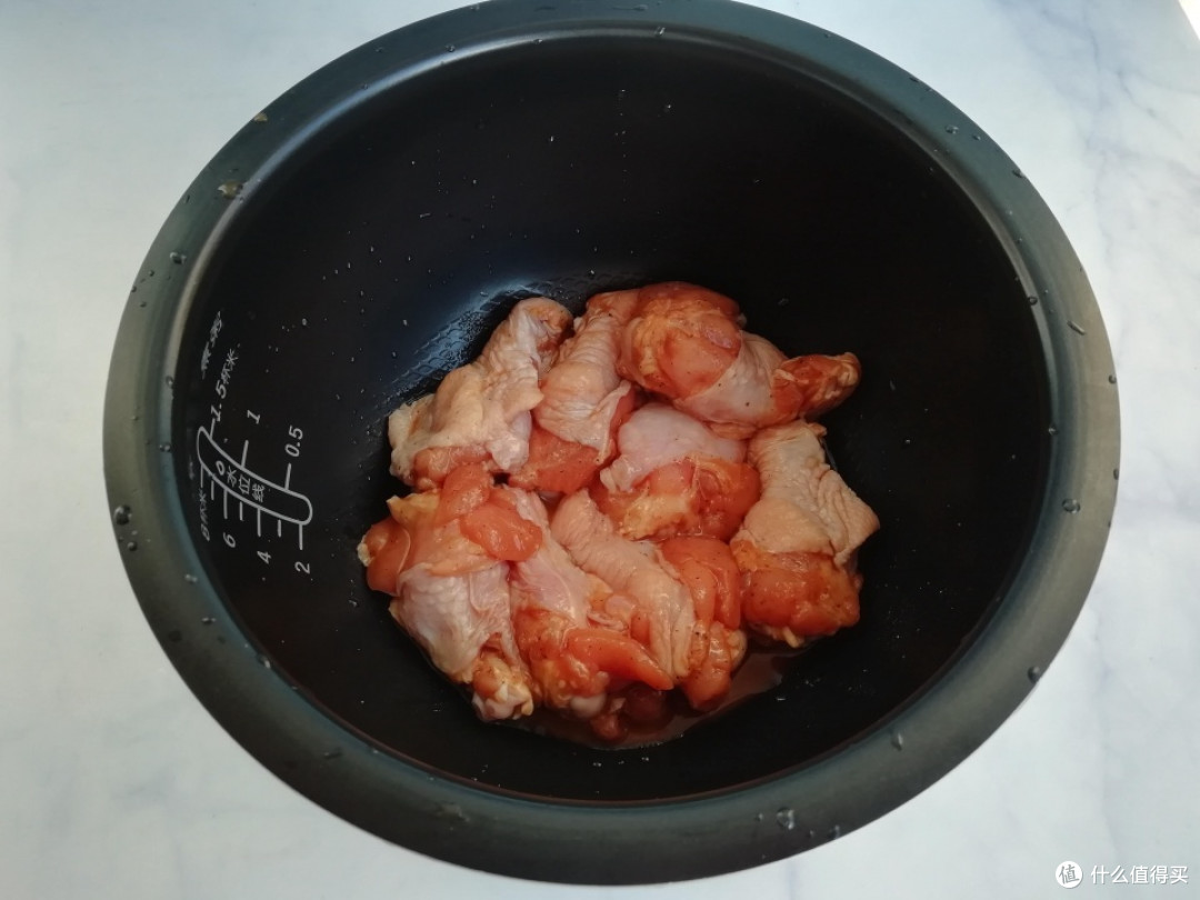 8个鸡腿扔进电饭煲中,不加1滴水和油,20分钟出锅,比烤的还香!