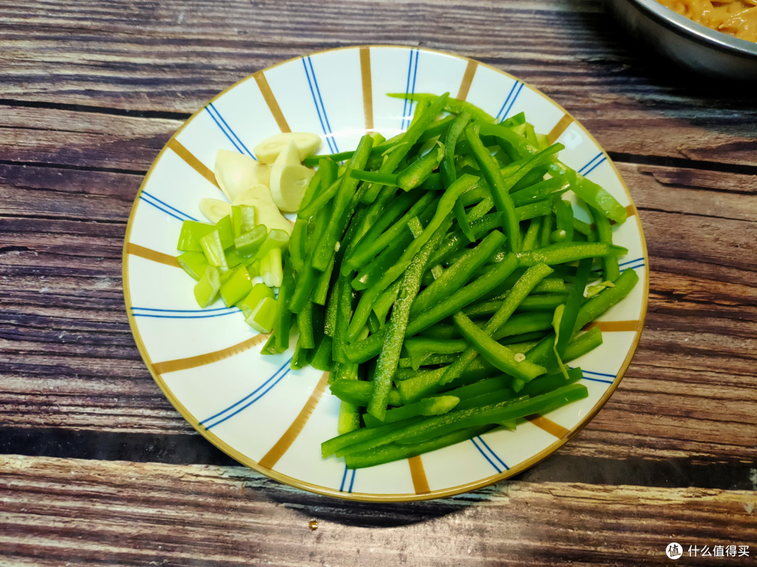 无论炒肉丝还是肉片,都不要直接下锅炒,学会饭店做法,又嫩又滑